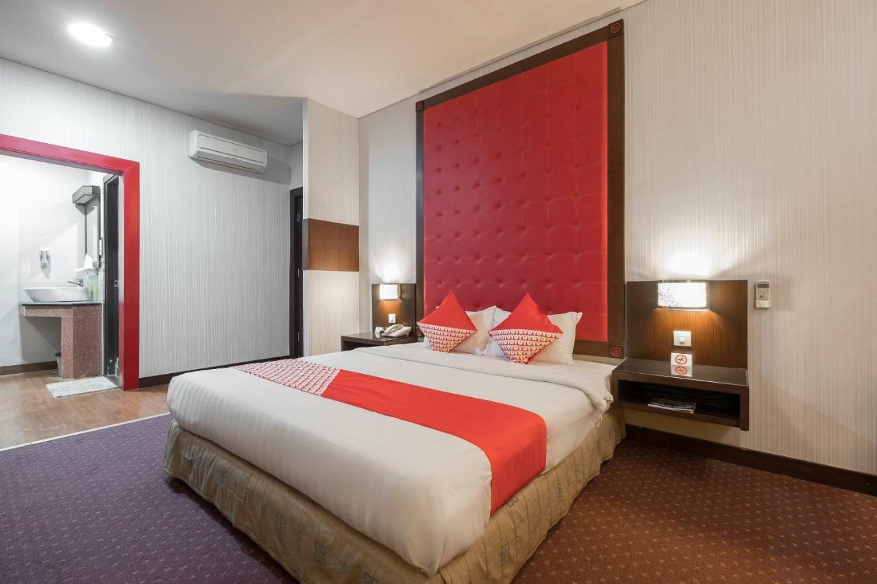 Oyo 821 Hotel Dinasti Makassar Esterno foto