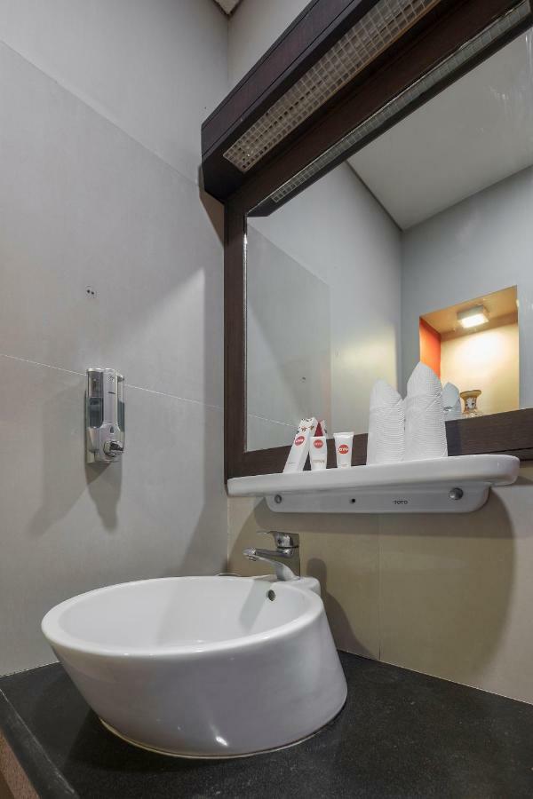 Oyo 821 Hotel Dinasti Makassar Esterno foto