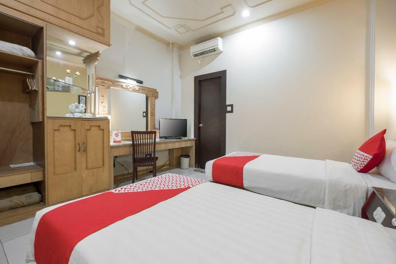 Oyo 821 Hotel Dinasti Makassar Esterno foto