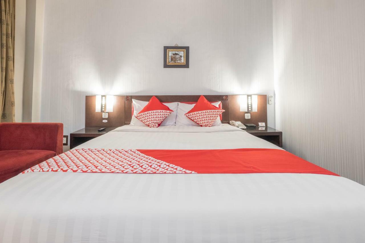 Oyo 821 Hotel Dinasti Makassar Esterno foto